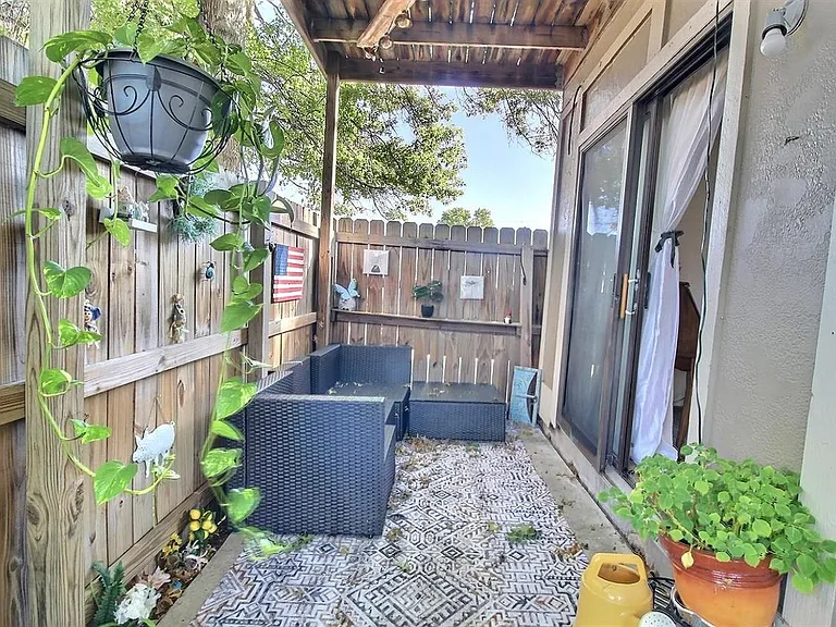 212 W Sarah Ln — Photo 8