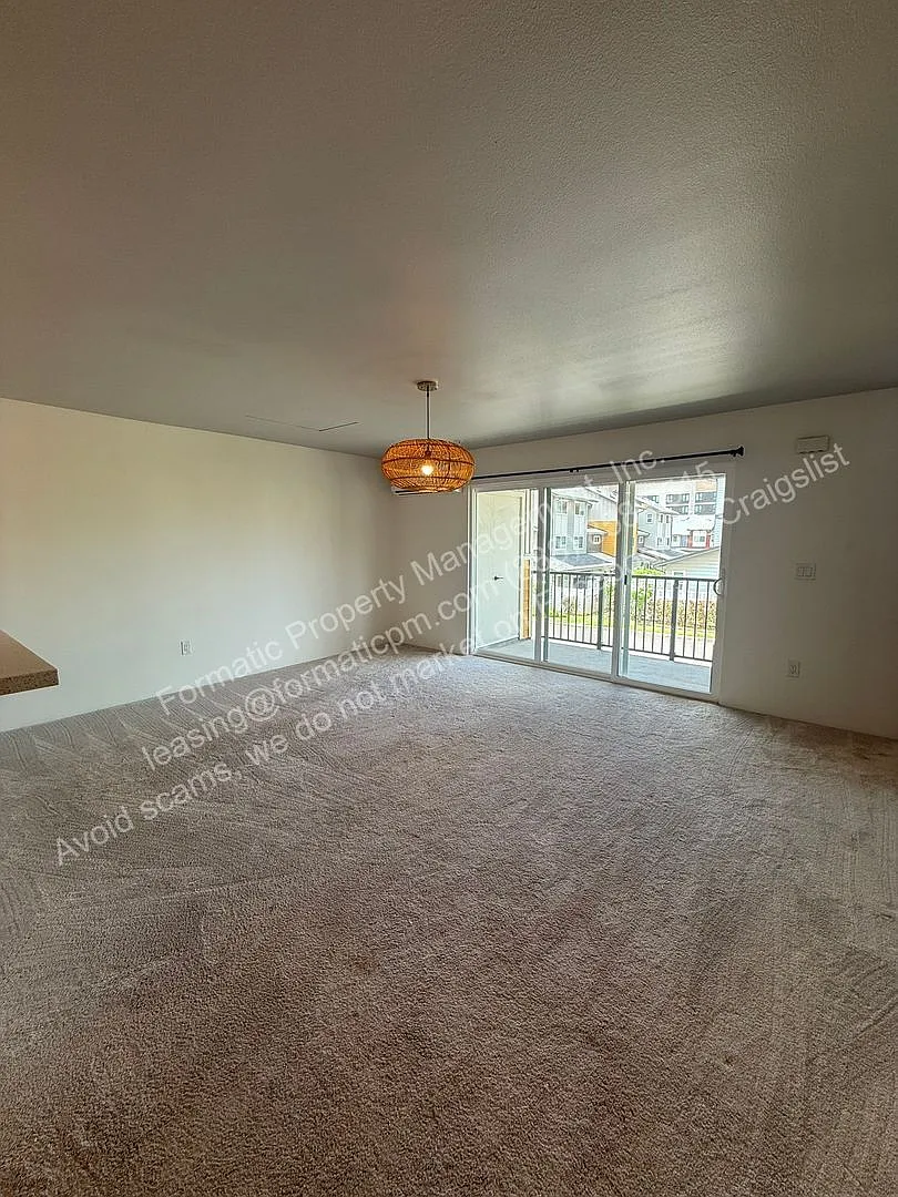 3 bed, 2.5 bath, 1320 sqft, $3,795 — Photo 3