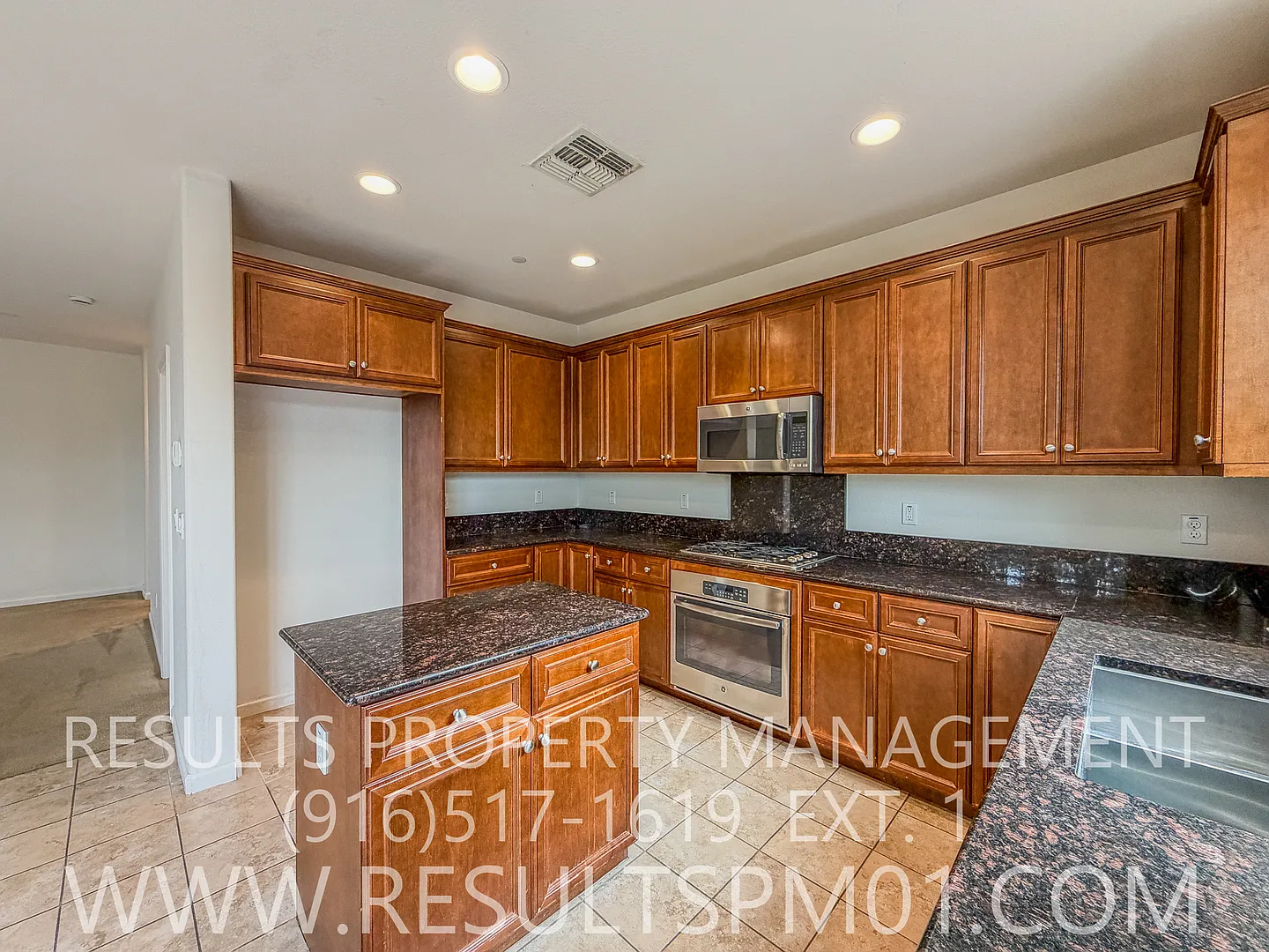 Beautiful and Spacious 5 Bed w Loft Home — Photo 4
