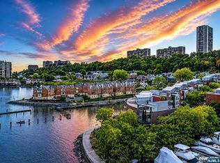 22 Vela Way, Edgewater, NJ 07020