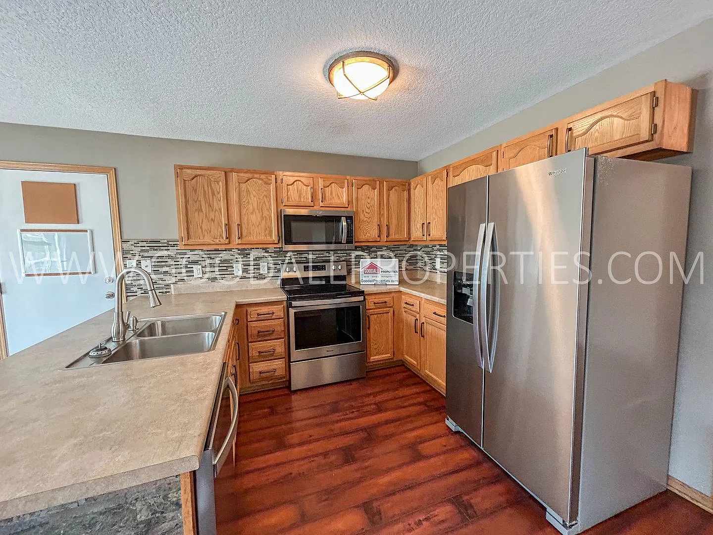 Charming 3-bedroom, 3-bath home with a fenced backyard and a partially finished basement. — Photo 4
