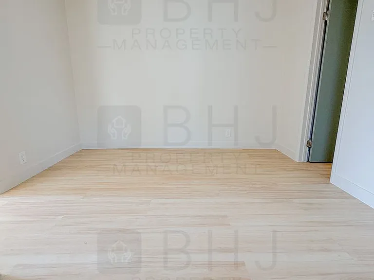 219 E Burkitt St — Photo 10