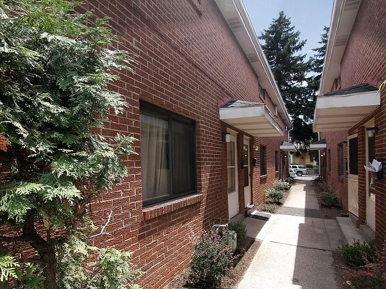 419 Franklin Ave #B — Photo 1