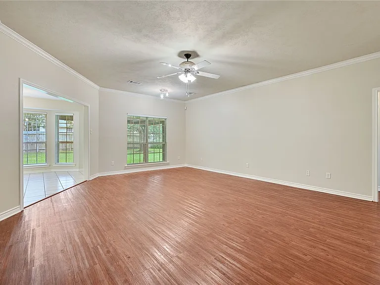1208 Markham Ln — Photo 3