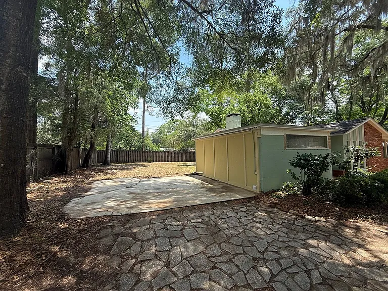 217 NW 36th Dr — Photo 7