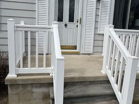 2nd image of 1953 Vivian Rd