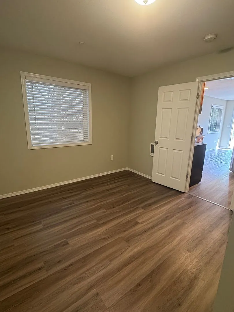 Cozy 1 bedroom 1 bath newly remodeled apartment home available for immediate move in! — Photo 4