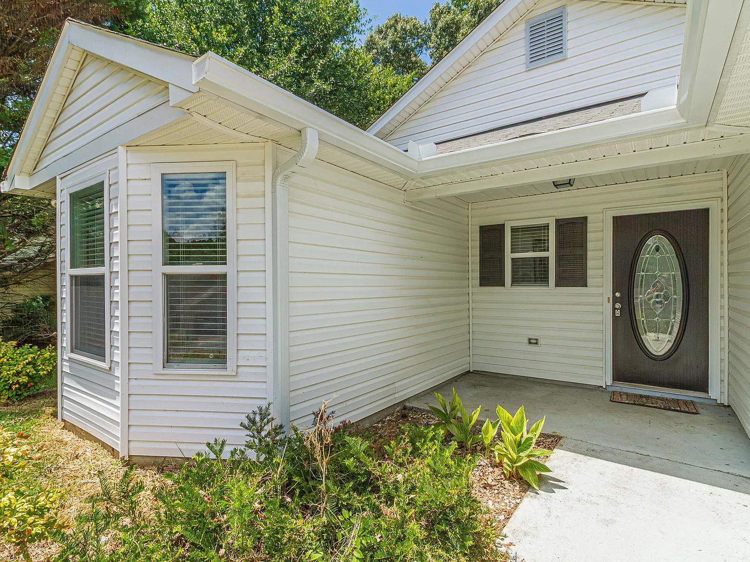 3 bed, 2.0 bath, 1209 sqft, $1,900 — Photo 2
