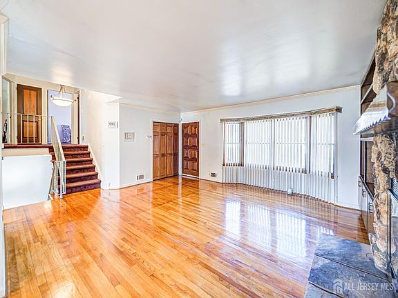 3rd image of 676 W Hazelwood Ave