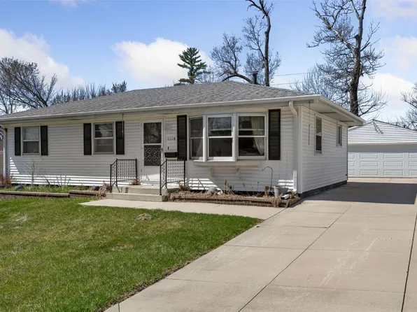 1118 Woodlark Ln NW, Cedar Rapids, IA 52405