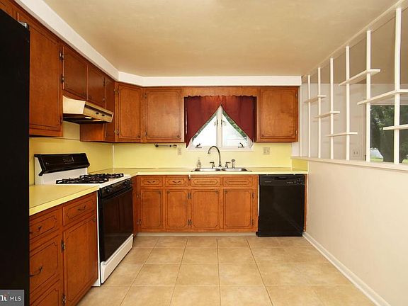 4th image of 905 Willow Ln