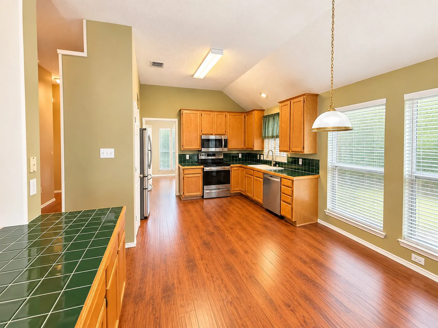 4 bed, 1693 sqft, $2,300 — Photo 4