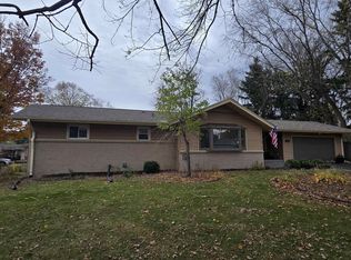 5716 Knollwood Rd, Rockford, IL 61107