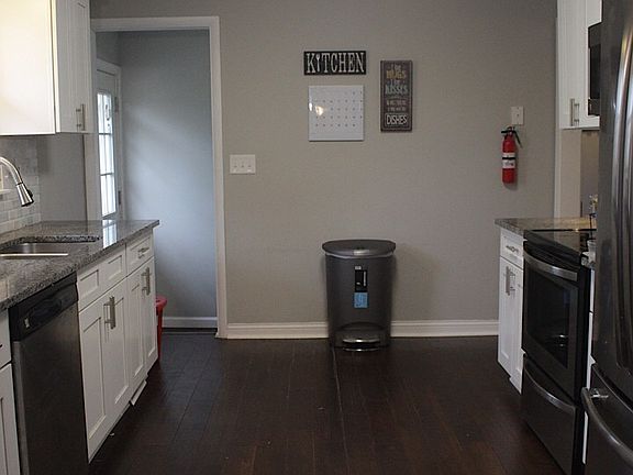 5th image of 426 Blackburn Ave
