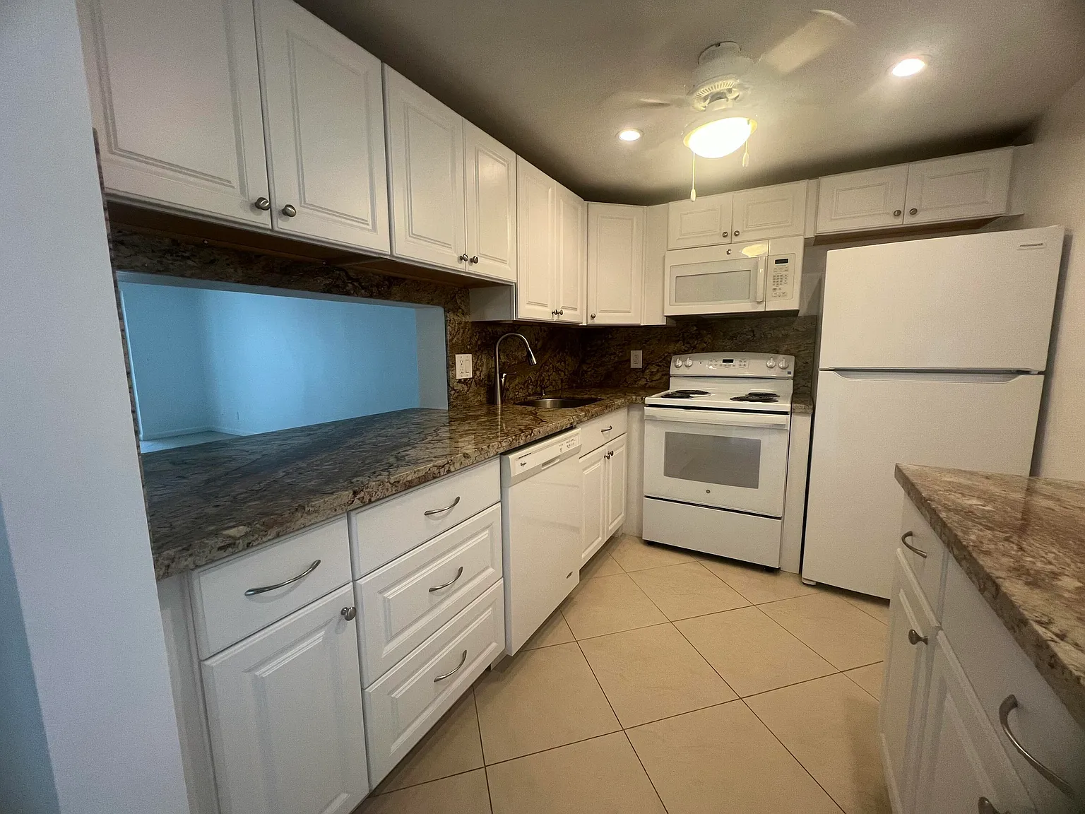 1 bed, 1.5 bath, 758 sqft, $1,590 — Photo 1