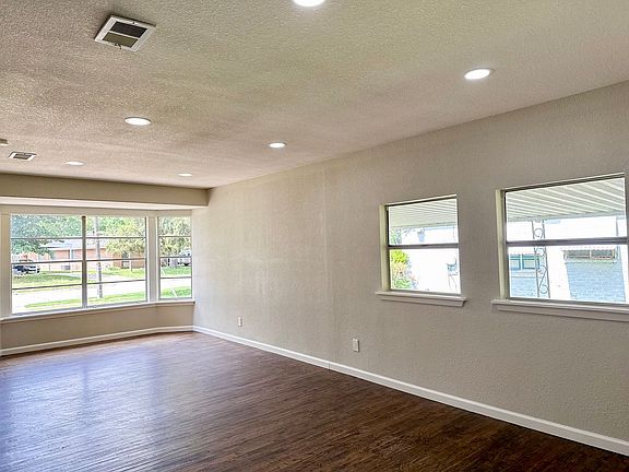 3rd image of 5749 Blaylock Cir N