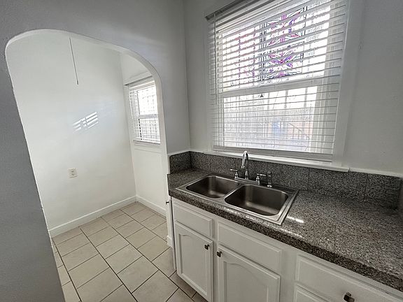 4th image of 4221 Rosewood Ave #4221