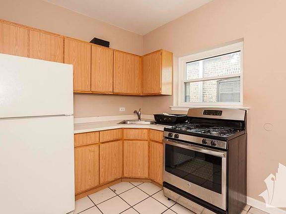 4th image of 2950 W Montrose Ave #3C