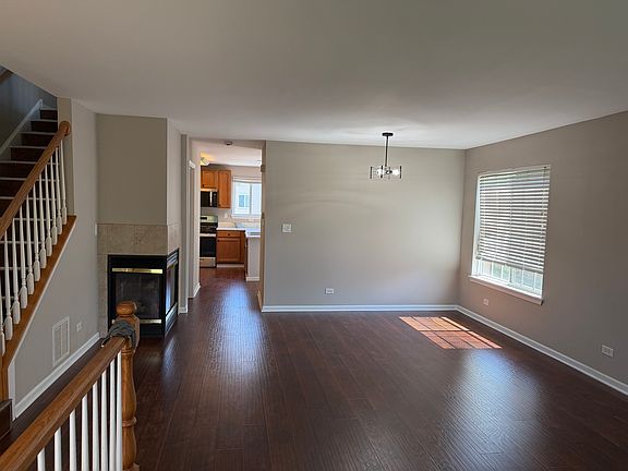 4th image of 955 Emerald Dr