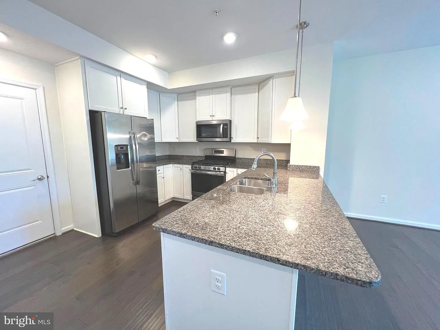 Beautiful end of group 3bd 2.5bth 2 level townhouse/condo with attached garage. — Photo 4