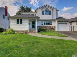 24 Sheep Pasture Ln, Massapequa, NY 11758