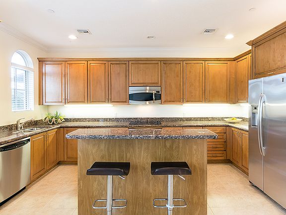 4th image of 826 Virginia Garden Dr