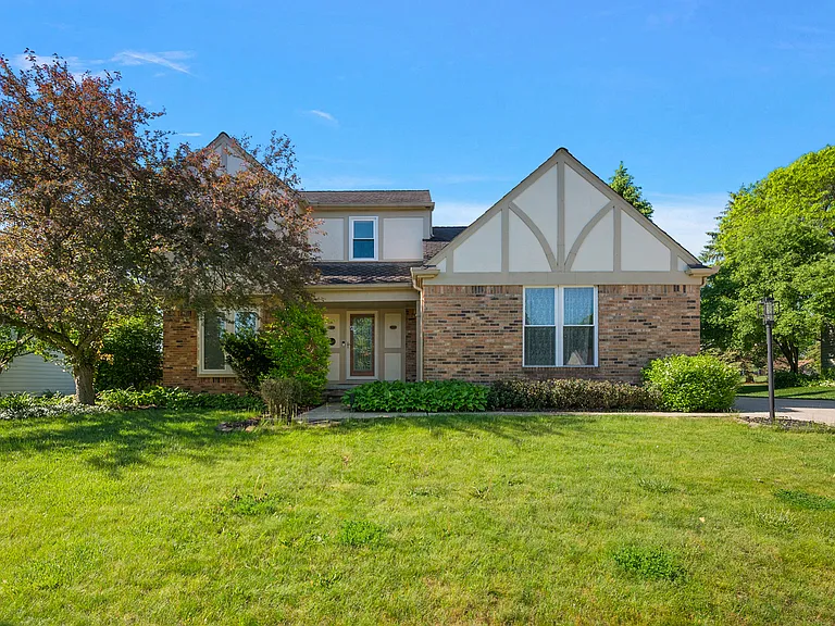 44831 Huntington Dr — Photo 1