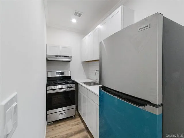 21-29 Audrey Ave #D — Photo 1