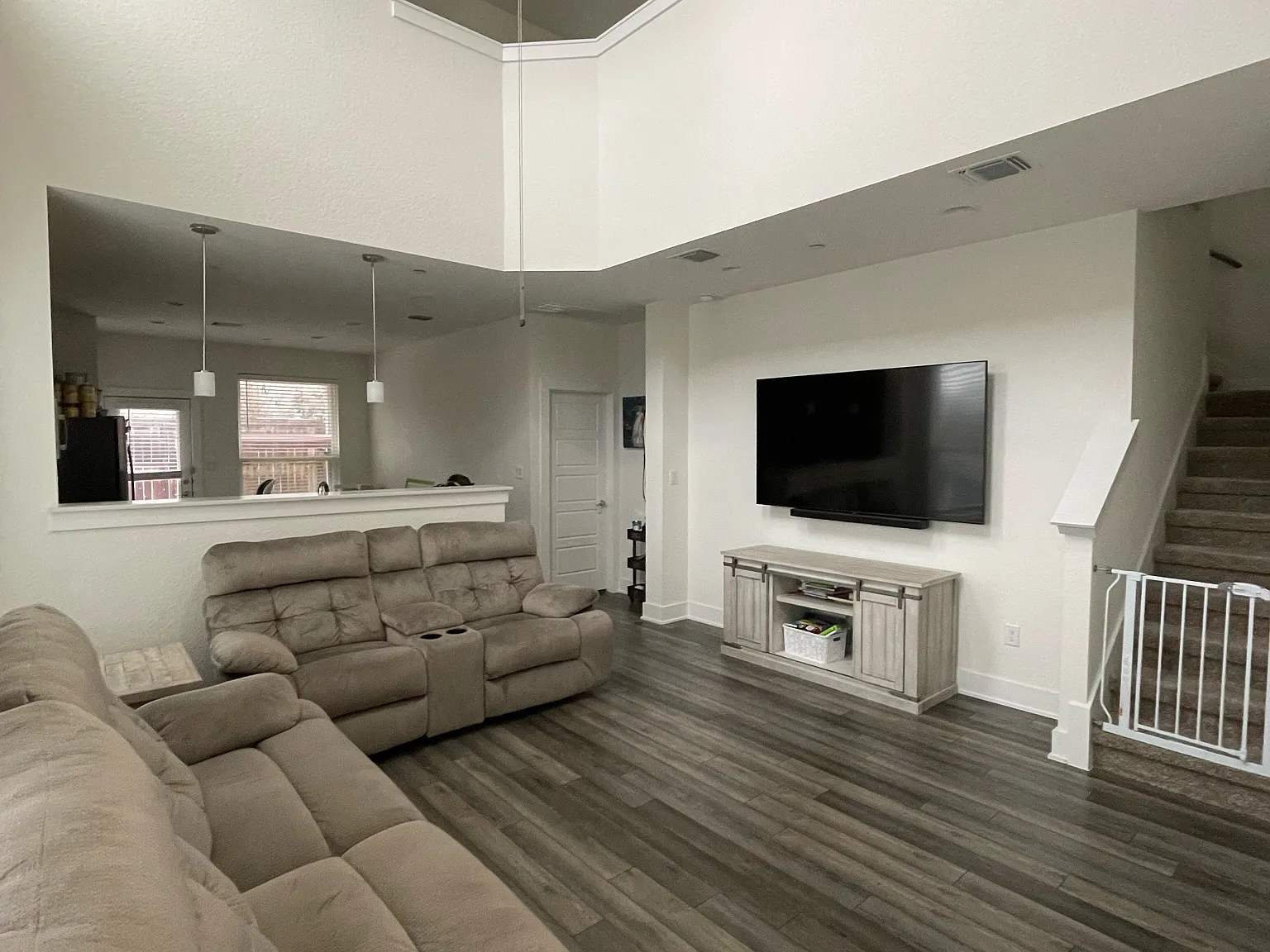 4 bed, 2.5 bath, 1930 sqft, $2,450 — Photo 3