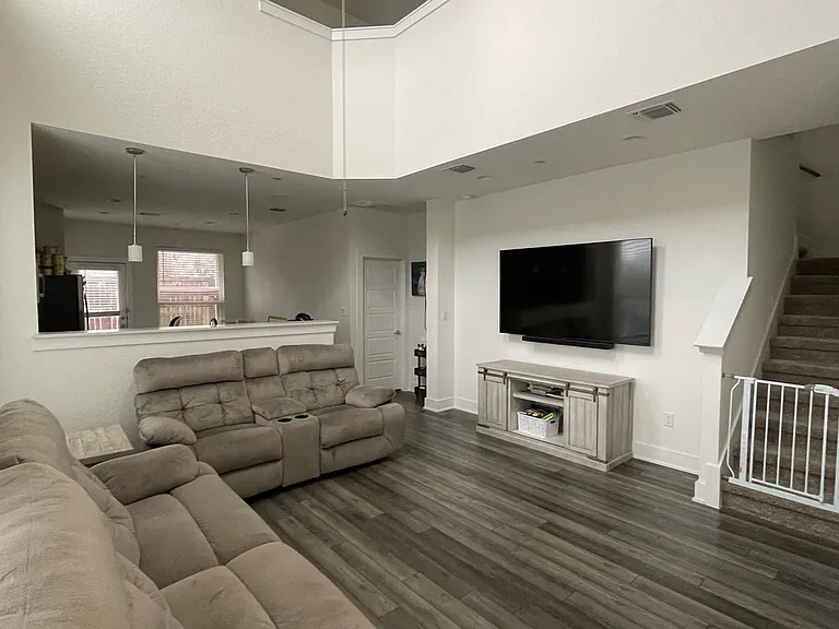 11308 Gadsen Ln — Photo 3