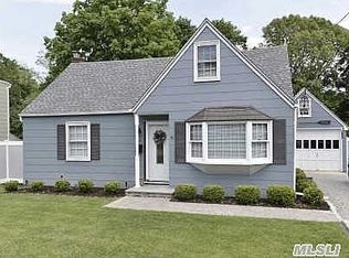 22 Crestfield Pl, Northport, NY 11768