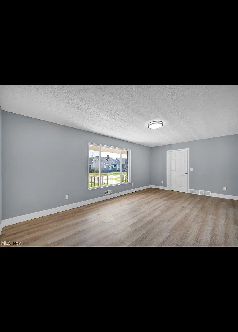 6 bed, 2296 sqft, $1,500 — Photo 4