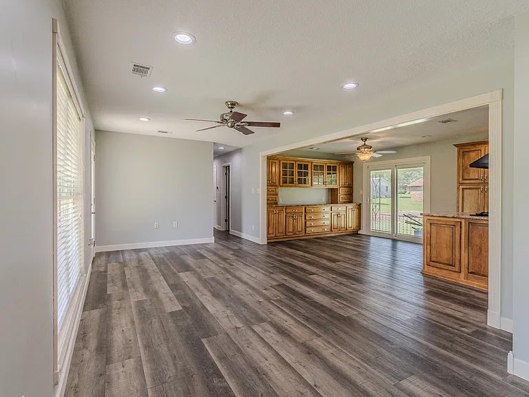 306 N Center Hill Rd — Photo 2