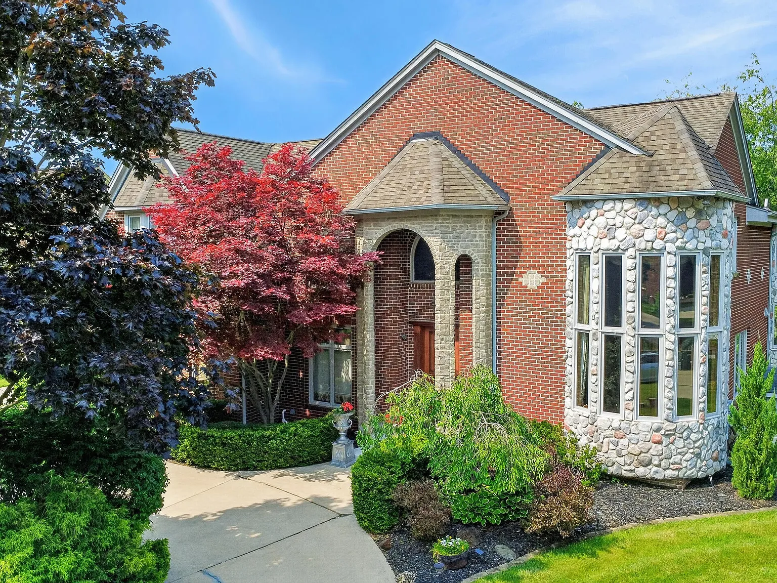 6 bed, 6.0 bath, 6138 sqft, $8,000 — Photo 1