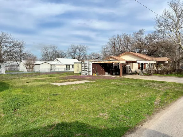 915 Young St, Nocona, TX 76255