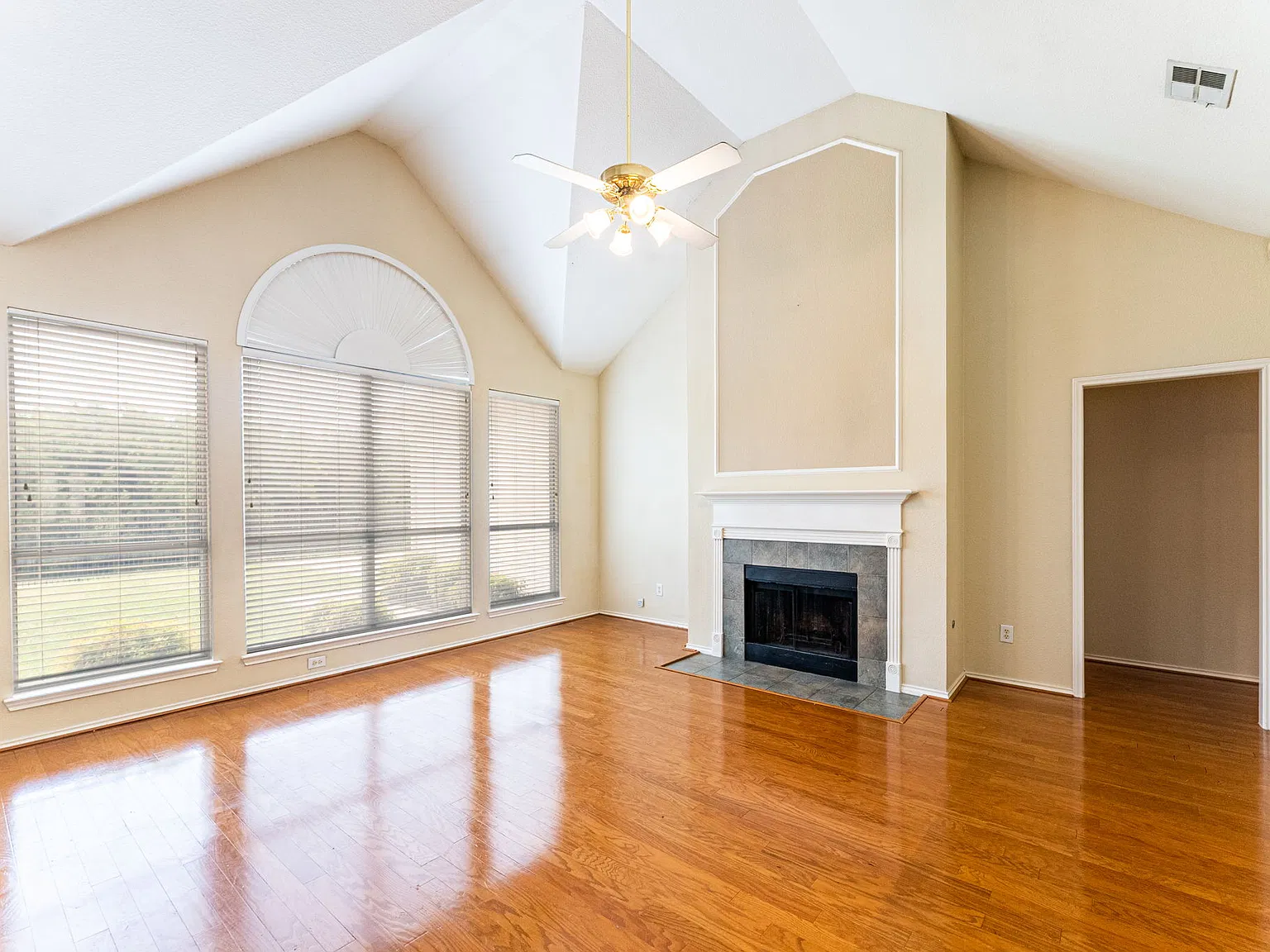 4 bed, 2747 sqft, $3,575 — Photo 2