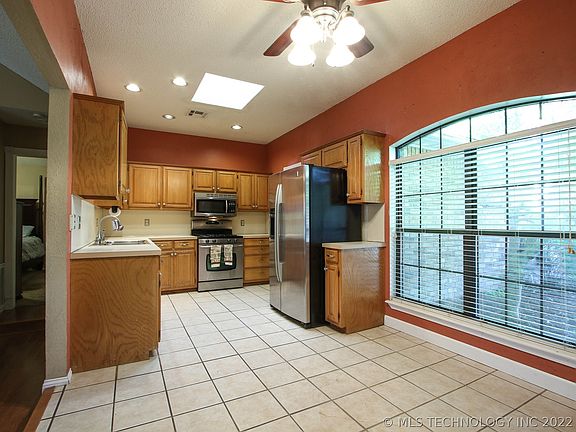 5th image of 13661 S Oak Pl