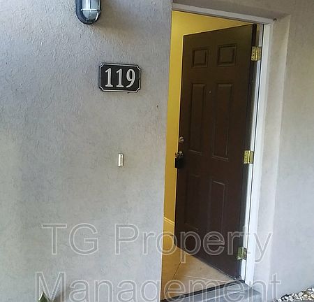 4th image of 119 Poinsettia St