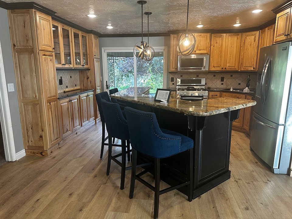 Upgraded appliances, sliding door to backyard