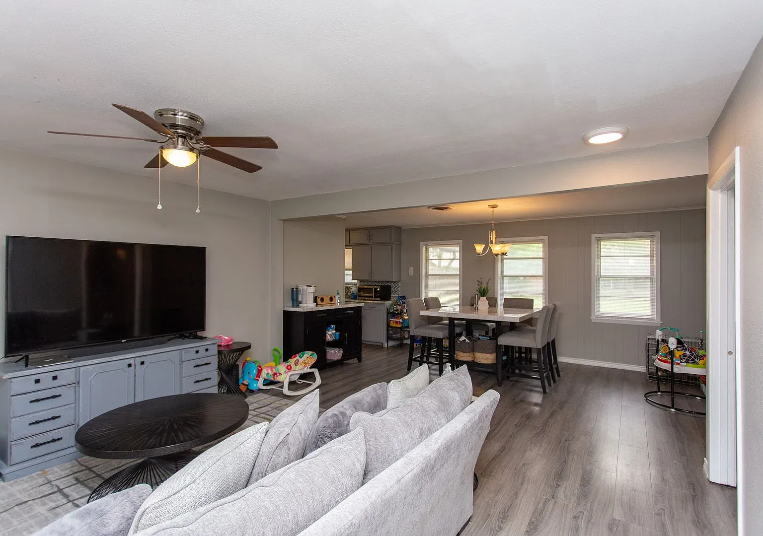 Beautiful 3 bedroom 2 bath Fountain Park Home — Photo 2
