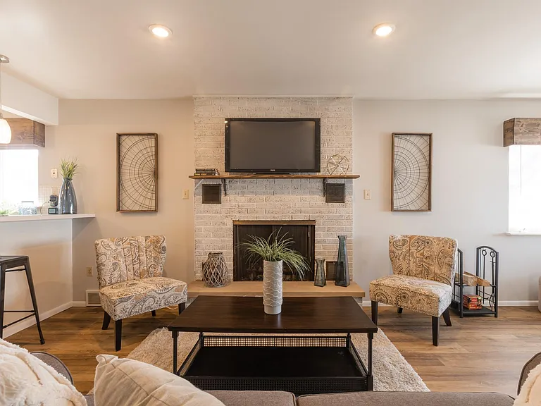 356 W Loretta Ave — Photo 3