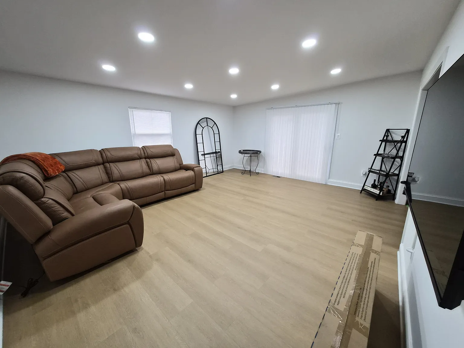 3129 Lugine Ave — Photo 2