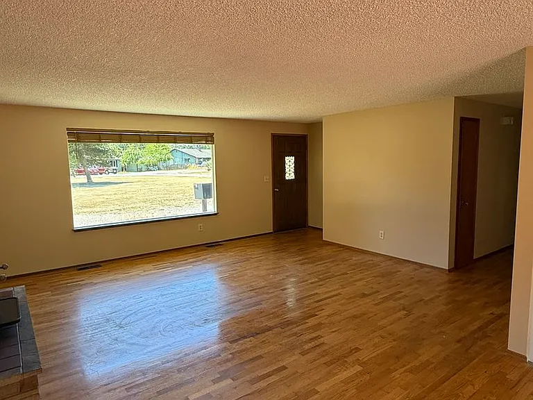 1408 Corona Ave — Photo 3