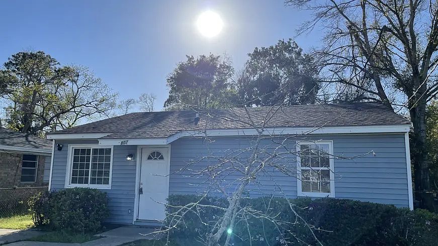 1st image of 807 Bremen Ave