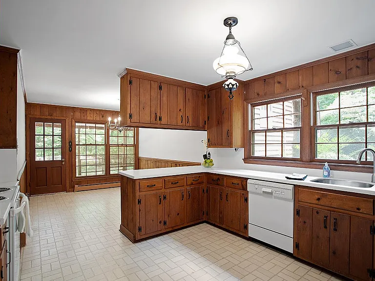 Kitchen and breakfast area