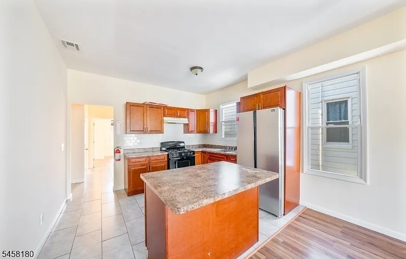 4 bed, 1.0 bath, $3,000 — Photo 2