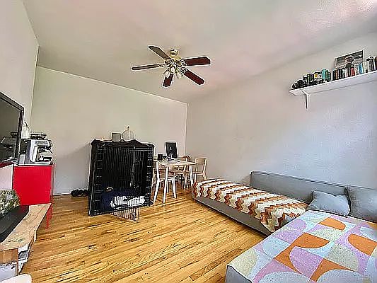 3rd image of 70 W 71st St