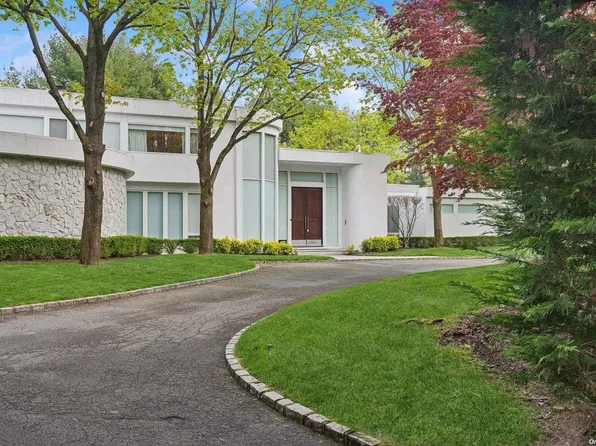 27 Grace Drive, Old Westbury, NY 11568