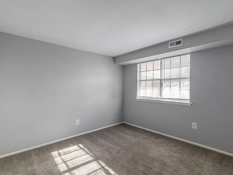 Pebble Hill Apartments — Photo 9