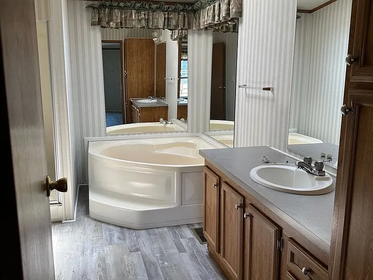 2741 Crab Tree St — Photo 10
